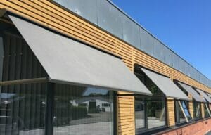 faldarmsmarkiser på kontorbygning