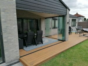 Foldeglas på overdækket terrasse